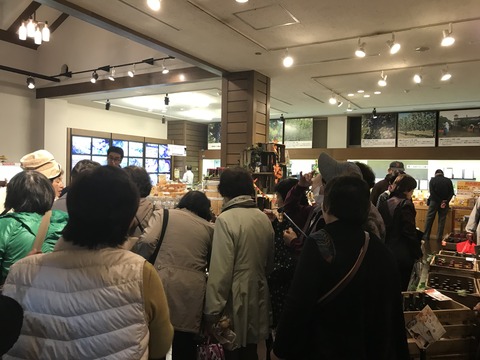 神戸ワイナリー　試飲の様子